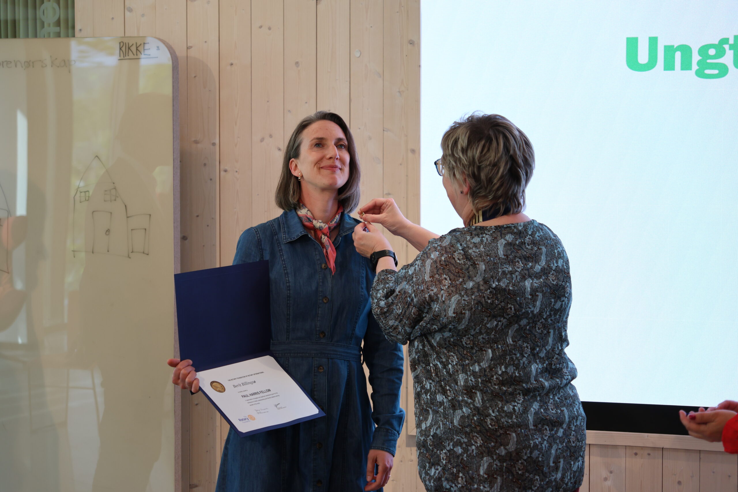 Berit Billings&oslash; blir tildelt jakken&aring;len som f&oslash;lger med prisen av Brit Helen T&oslash;rrisen, Vinger Rotary Klubb sin president.