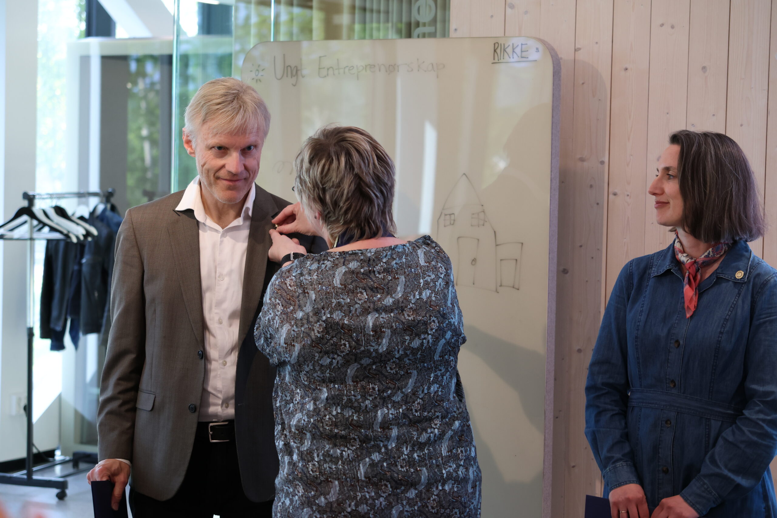H&aring;vard Gimse blir tildelt jakken&aring;len som f&oslash;lger med prisen. Tildelingen var det Vinger Rotary Klubb sin president Brit Helen T&oslash;rrisen som stod for.