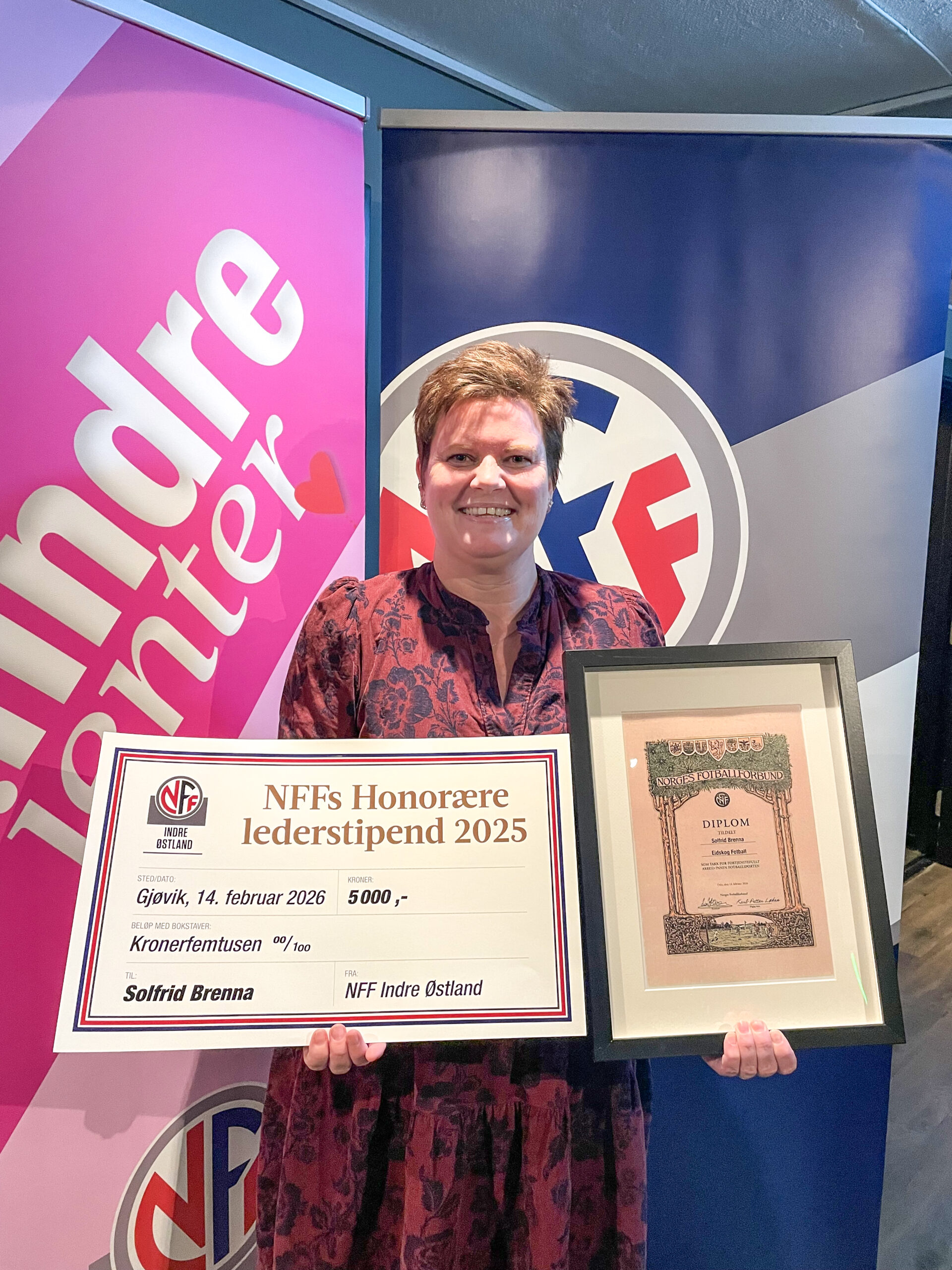 Solfrid Brenna mottok NFFs honor&aelig;re lederstipend for sin store innsats for Eidskog Fotball.
