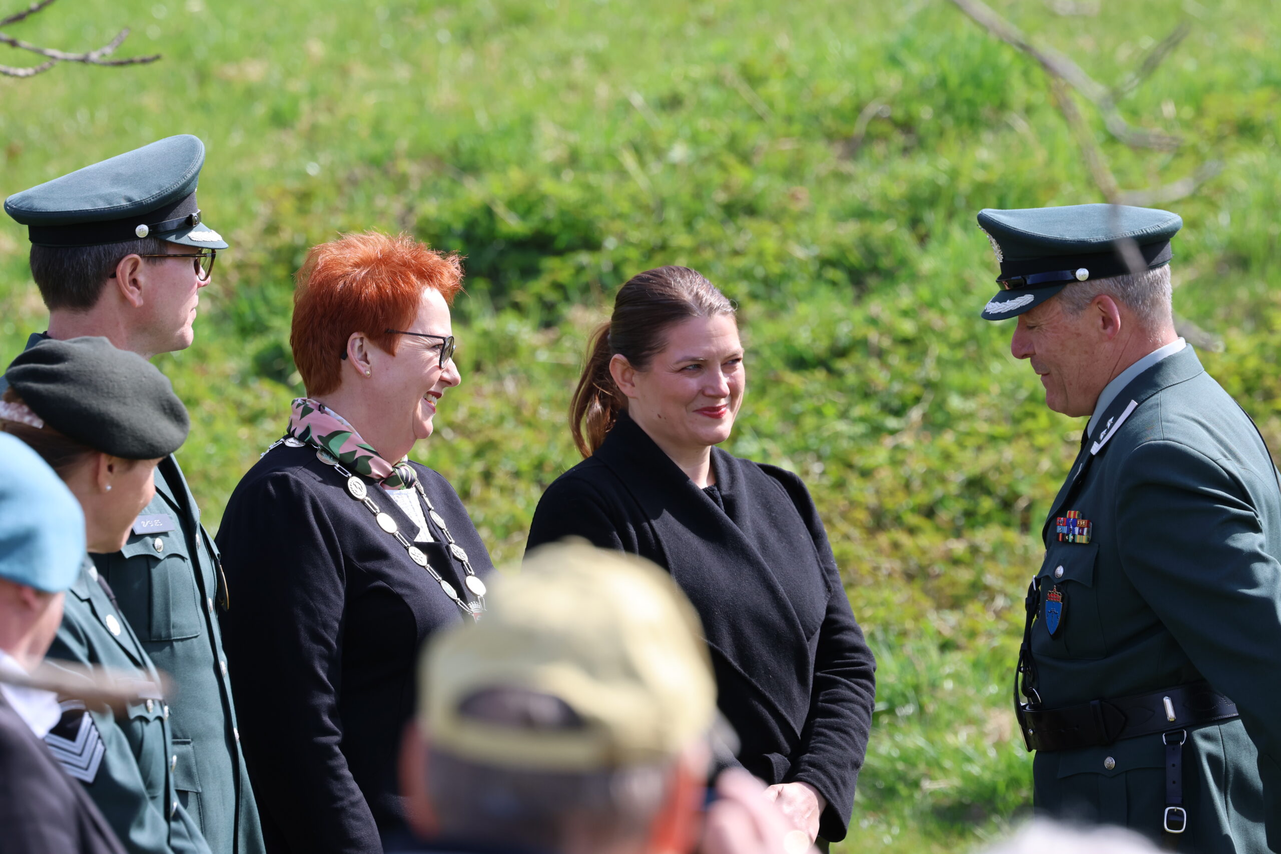 P&aring; festningen tok festningskommandant Arnstein Hestnes imot n&aelig;ringsminister Cecilie Myrseth og ordf&oslash;rer Elin S&aring;heim Bj&oslash;rkli.