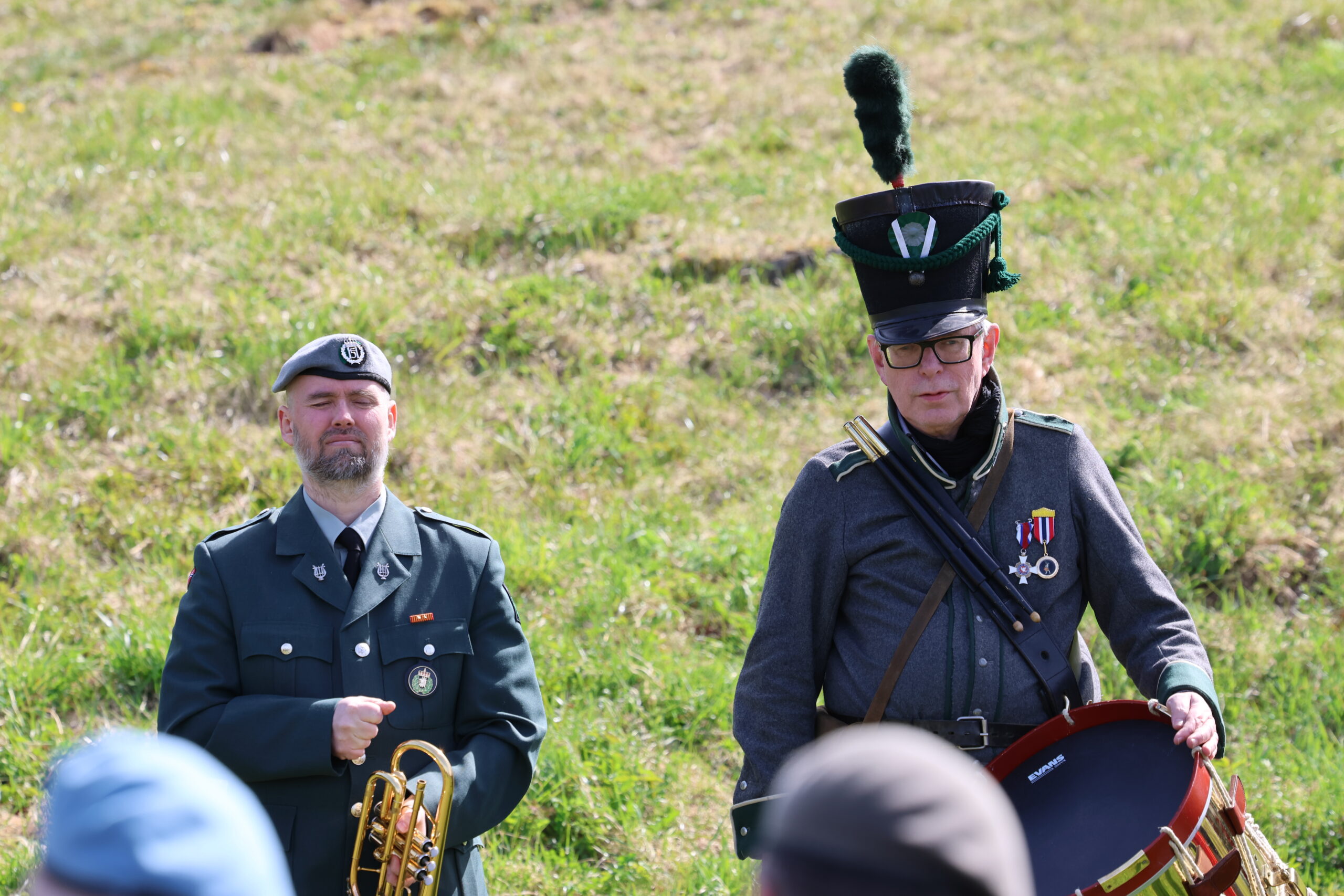 Christian Sternberg p&aring; trompet og &Oslash;ivind Roos p&aring; tromme fremf&oslash;rte milit&aelig;rt b&oslash;nnesignal.