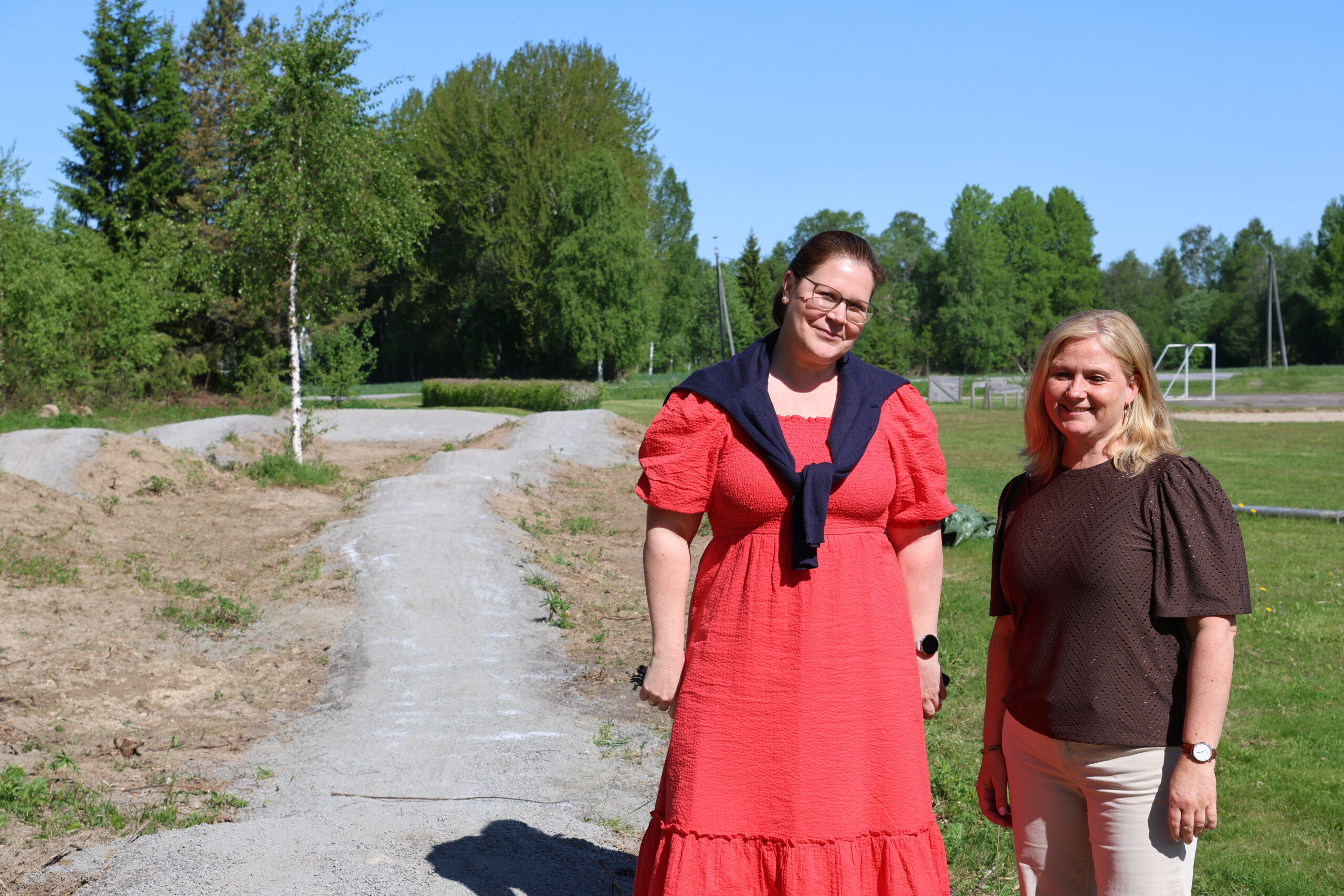 Rektor kjersti Halteigen og rådgiver Camilla Eriksen ved Austmarka barne- og ungdomsskole er imponerte over hva foreldrene har fått til på dugnad i skolegården.