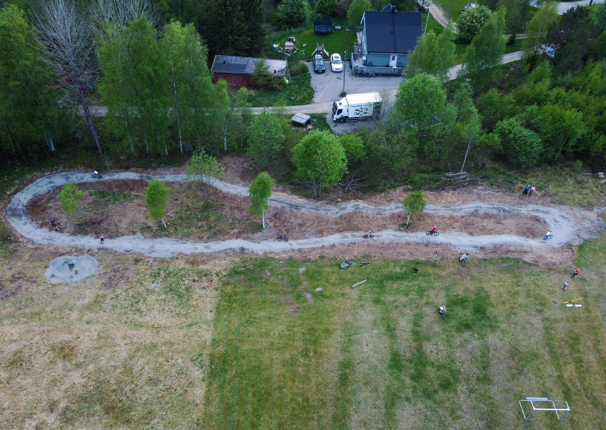Slik ser den nye sykkelbanen ut fra fugleperspektiv. Den gamle banen lå på samme sted, men var gjengrodd av skog og kratt.