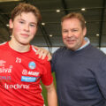 Selv om Jesper ikke tok ble noen musiker som sin far, har han alltid hatt god støtte fra Trond Erik og resten av familien. Her fra da han signerte sin første proffkontrakt med KIL i 2021. — Arkivfoto: Pål Sønsteli