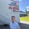 Mann står foran storhallen i Kongsvinger. På skiltet bak står det blant annet NTG.